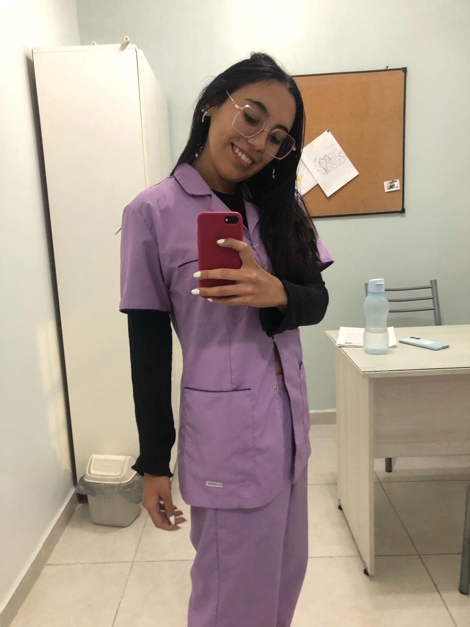 Camila Cabaña, foto profesional en consultorio